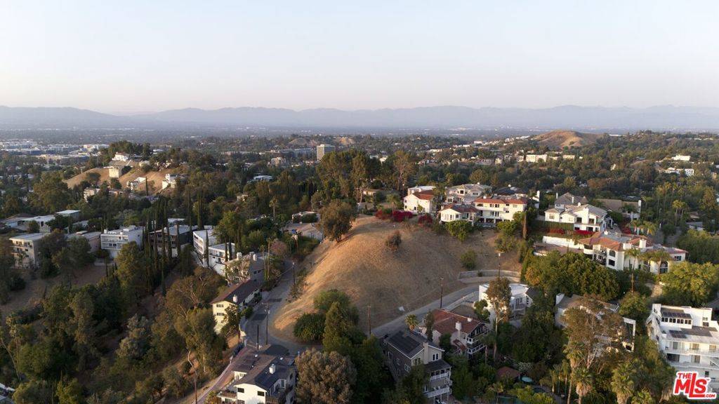 Woodland Hills, CA 91364,5015 Calatrana DR