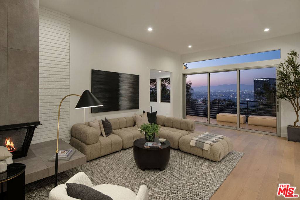 Los Angeles, CA 90068,3564 Multiview DR