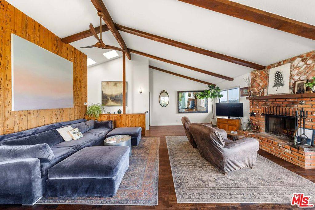 Los Angeles, CA 90046,2154 Beech Knoll RD