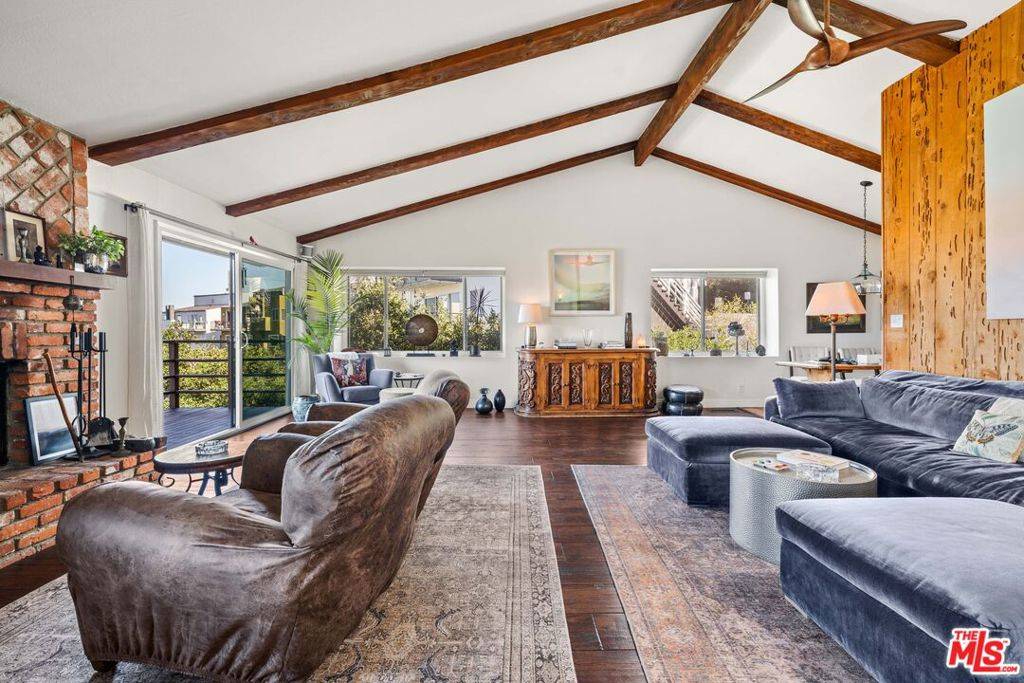 Los Angeles, CA 90046,2154 Beech Knoll RD