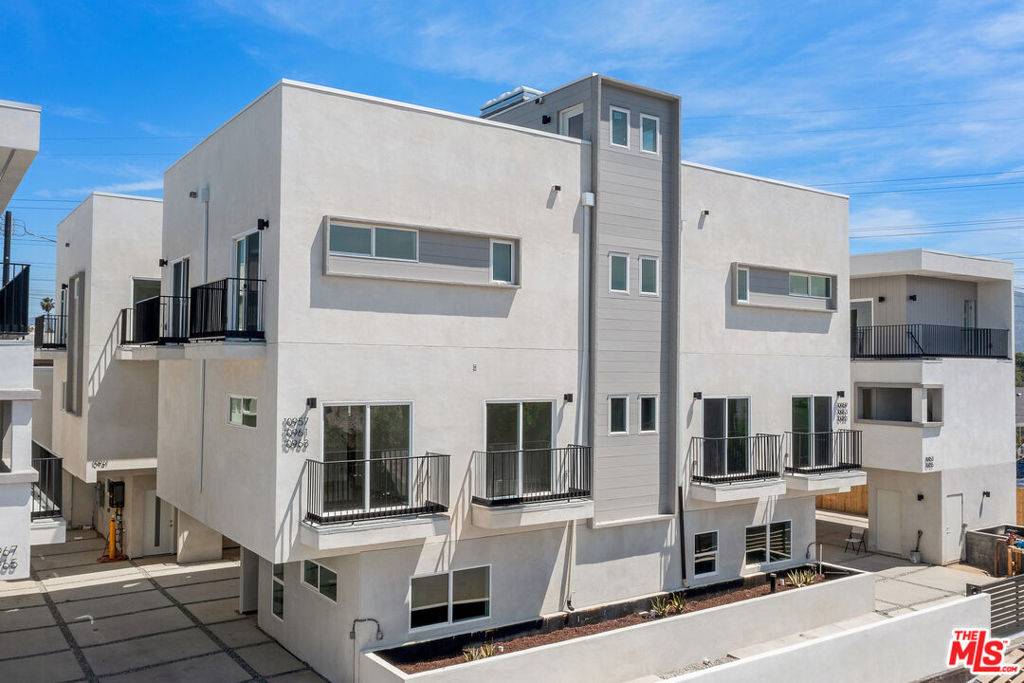 North Hollywood, CA 91606,10961 Calvert #1