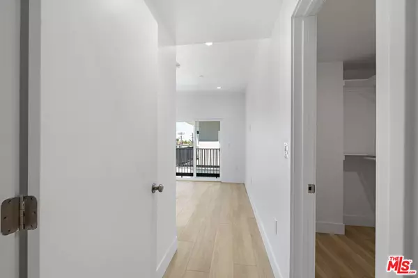 North Hollywood, CA 91606,10957 Calvert #1
