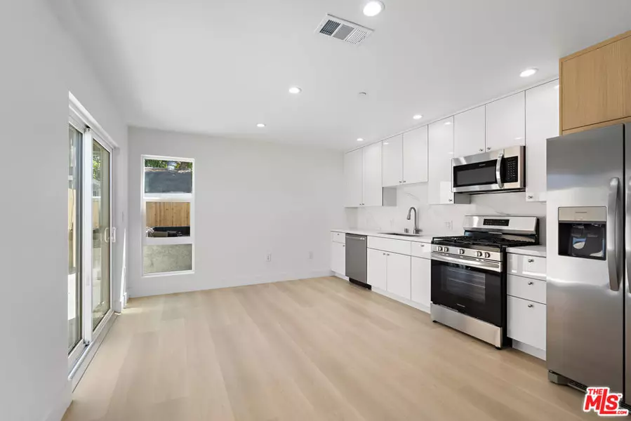 10965 Calvert #2, North Hollywood, CA 91606