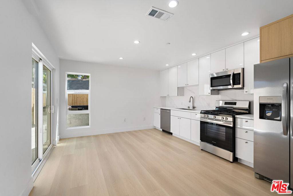 10965 Calvert #2, North Hollywood, CA 91606