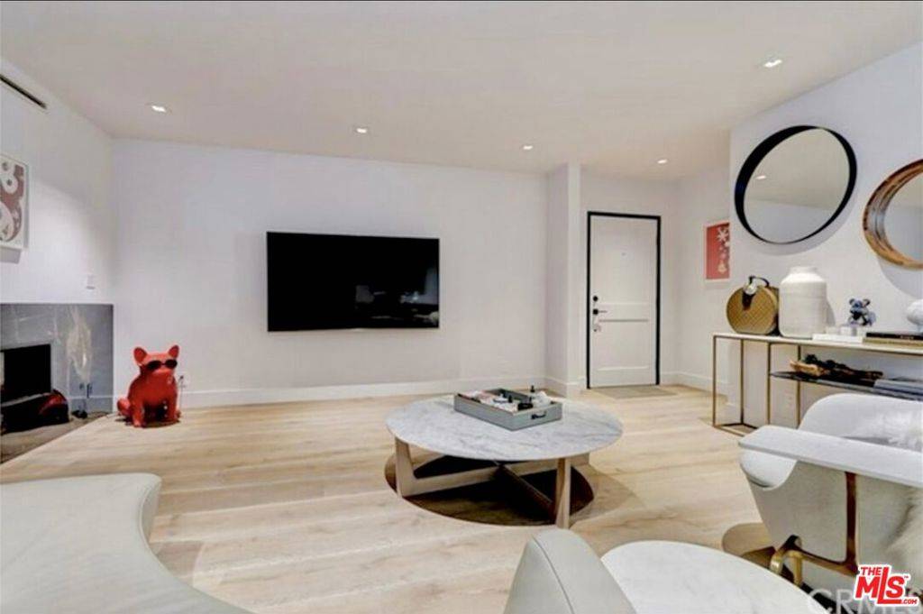Beverly Hills, CA 90210,439 N Doheny DR #204