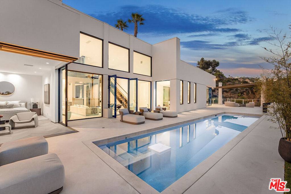 9405 Sierra Mar PL, Los Angeles, CA 90069