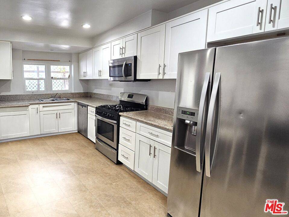 Los Angeles, CA 90068,3212 De Witt DR