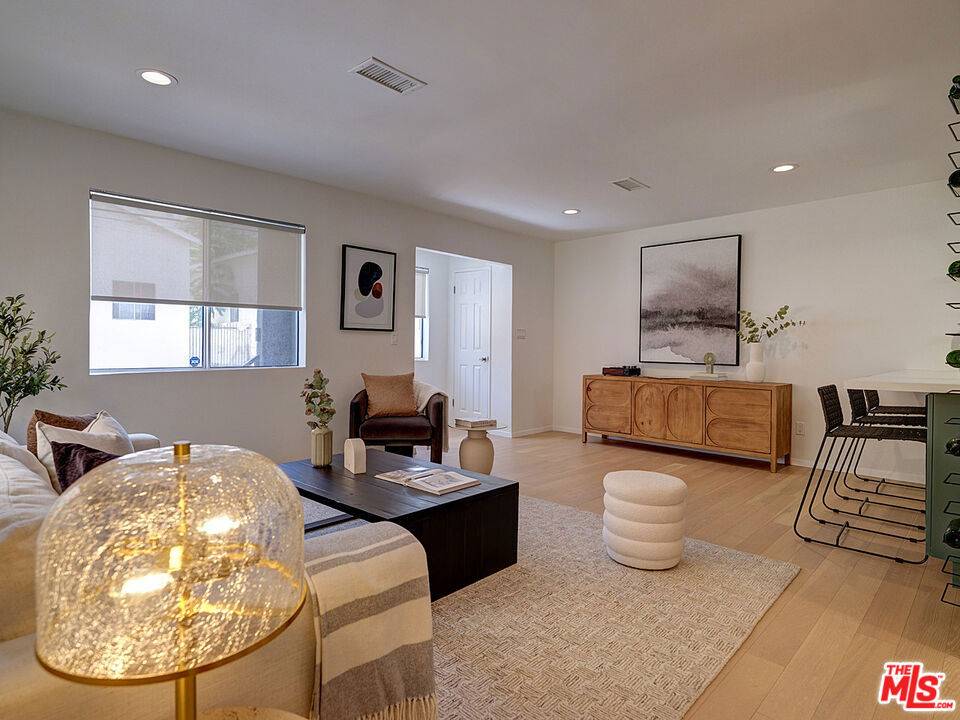 Los Angeles, CA 90065,422 W Avenue 37