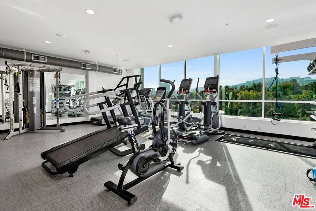 Los Angeles, CA 91602,11036 Moorpark ST #309