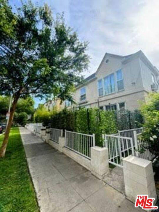 Beverly Hills, CA 90212,137 S Crescent DR #9