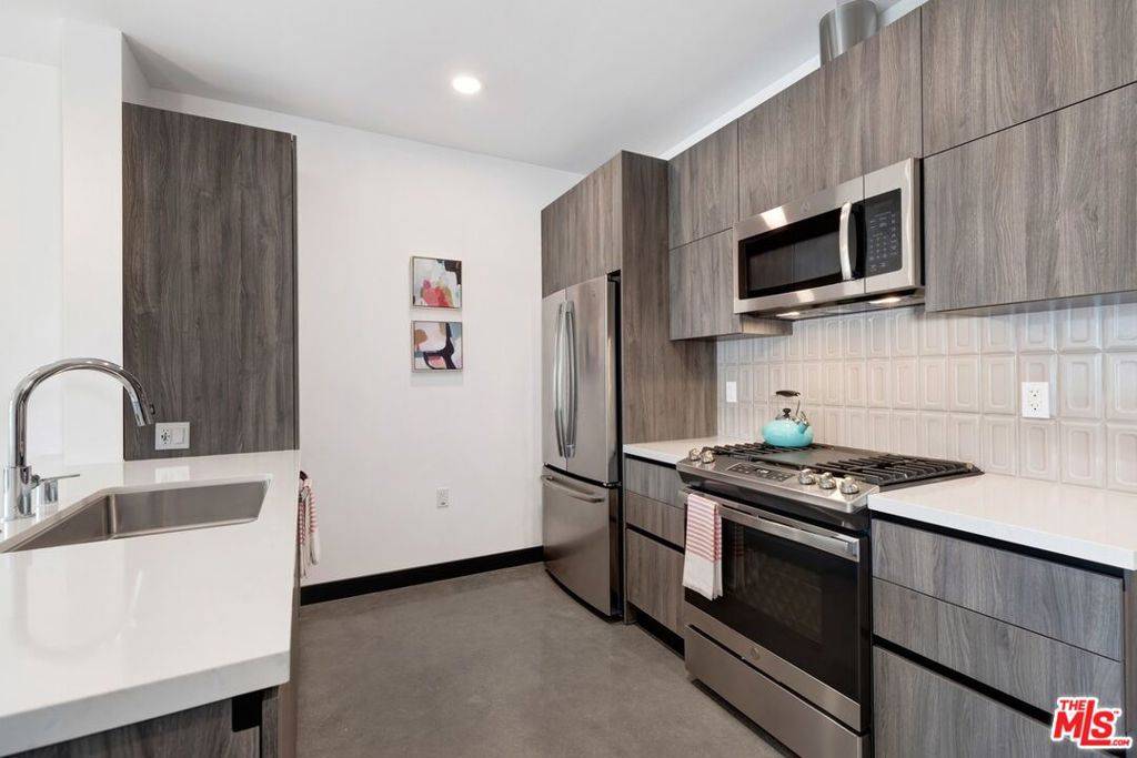 Los Angeles, CA 91602,11036 Moorpark ST #207