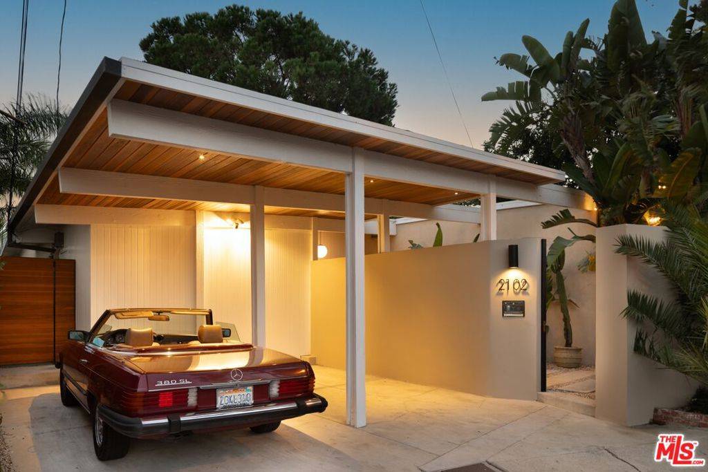 2102 Ridgemont DR, Los Angeles, CA 90046
