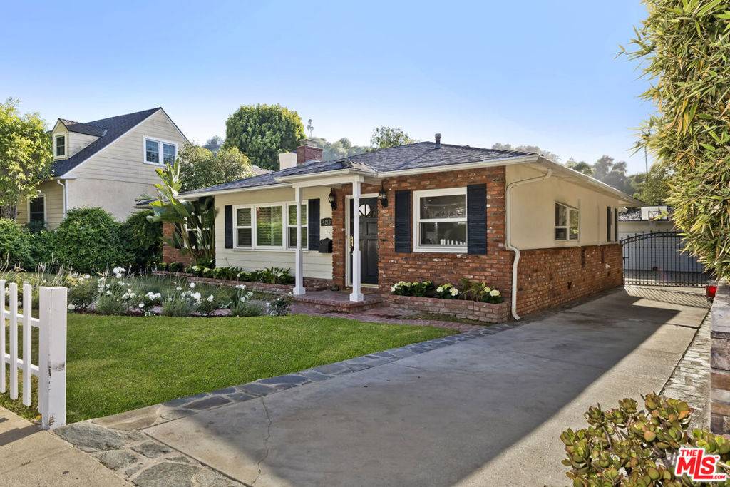 Sherman Oaks, CA 91403,4219 Saugus AVE
