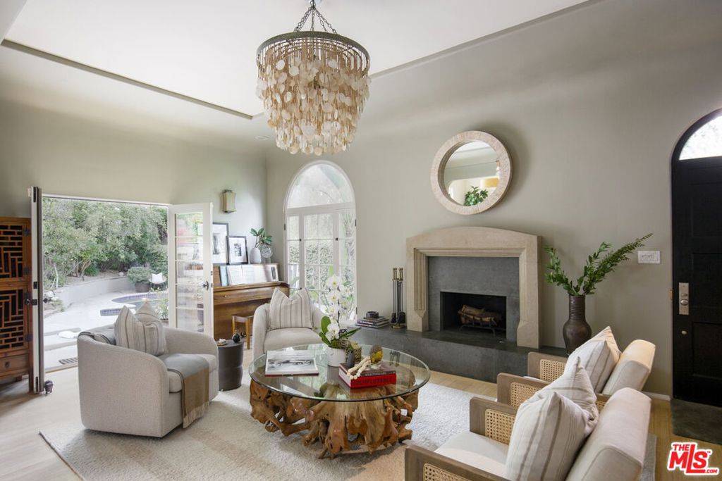 Los Angeles, CA 90046,2111 Kress ST