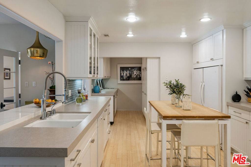 Los Angeles, CA 90046,2111 Kress ST