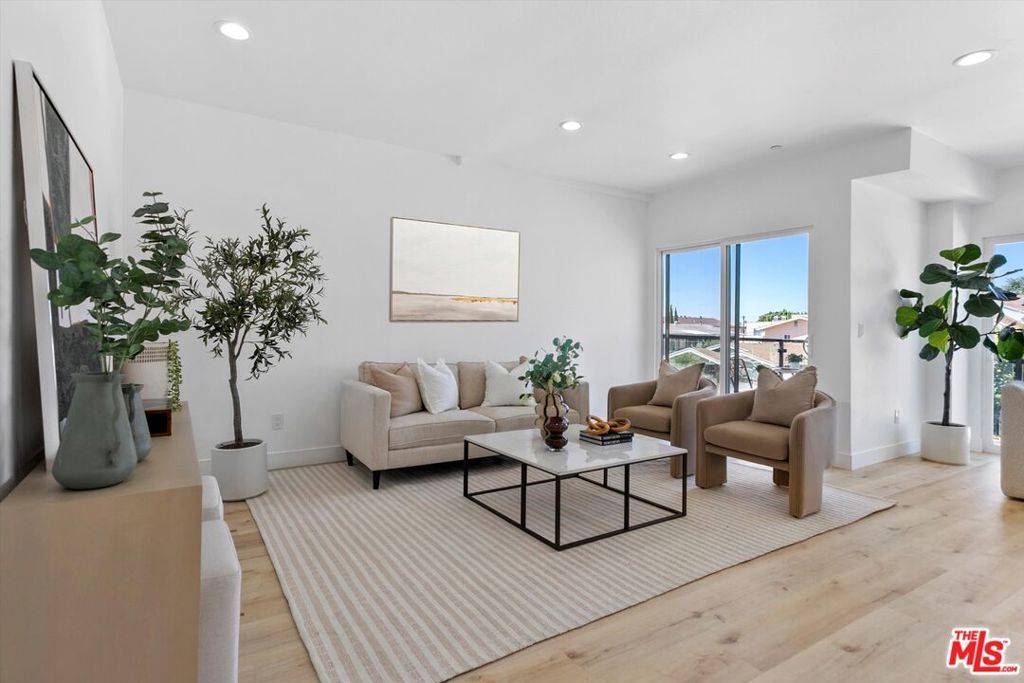 Los Angeles, CA 90004,542 1/2 N Serrano AVE