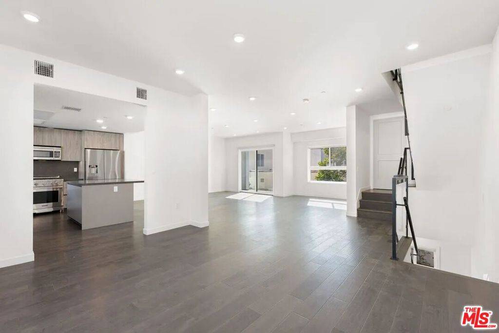 Los Angeles, CA 90046,849 N Alta Vista BLVD #3