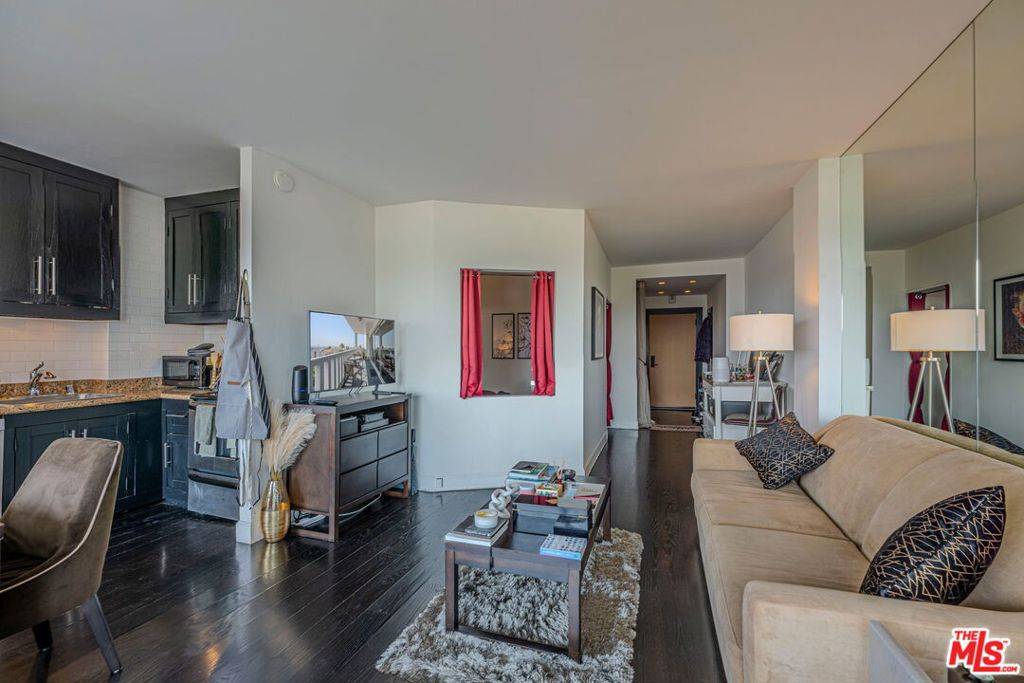 West Hollywood, CA 90069,999 N Doheny DR #408