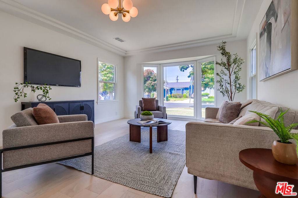 9116 S Wilton PL, Los Angeles, CA 90047