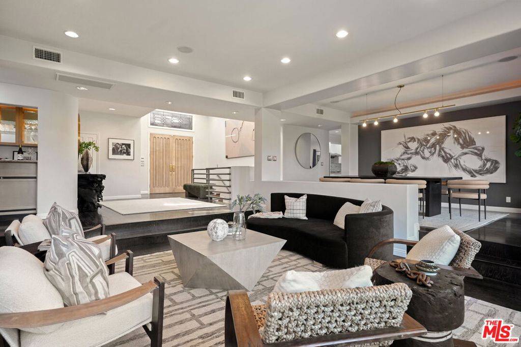 Los Angeles, CA 90068,3275 N Knoll DR