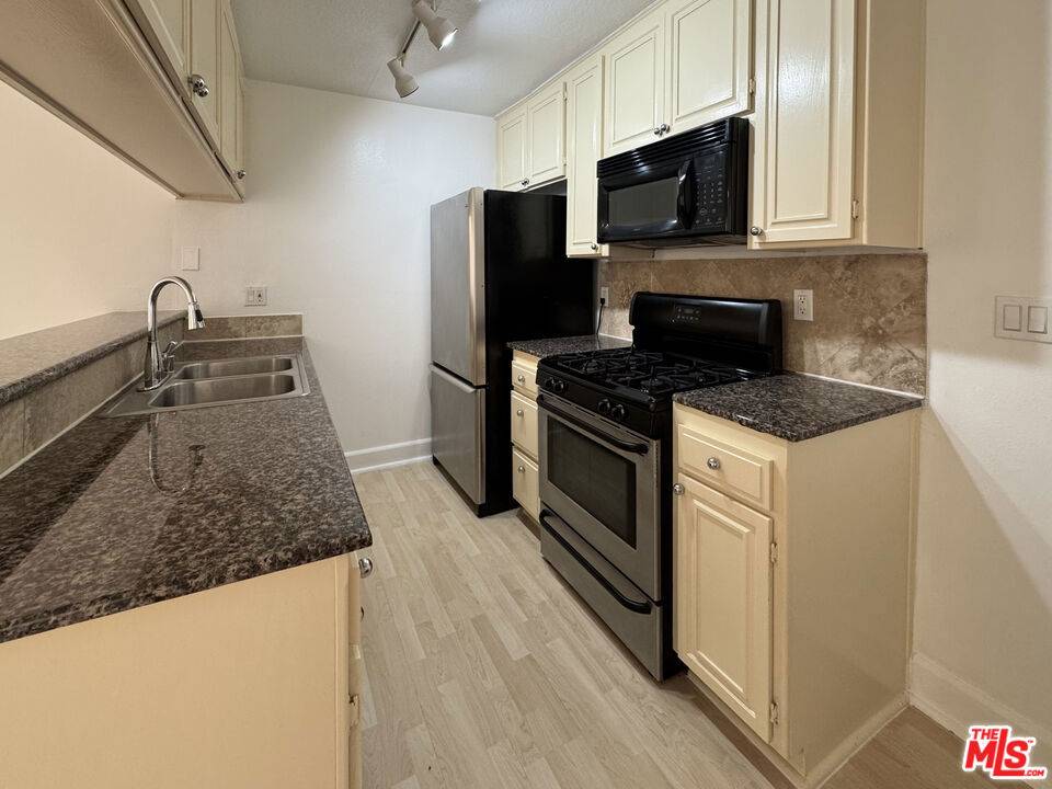 Van Nuys, CA 91406,7035 Woodley AVE #218
