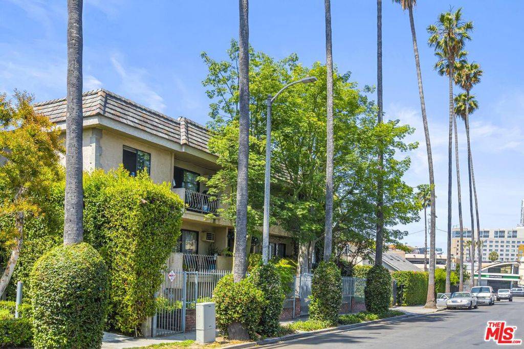 Los Angeles, CA 90028,6040 Carlton WAY