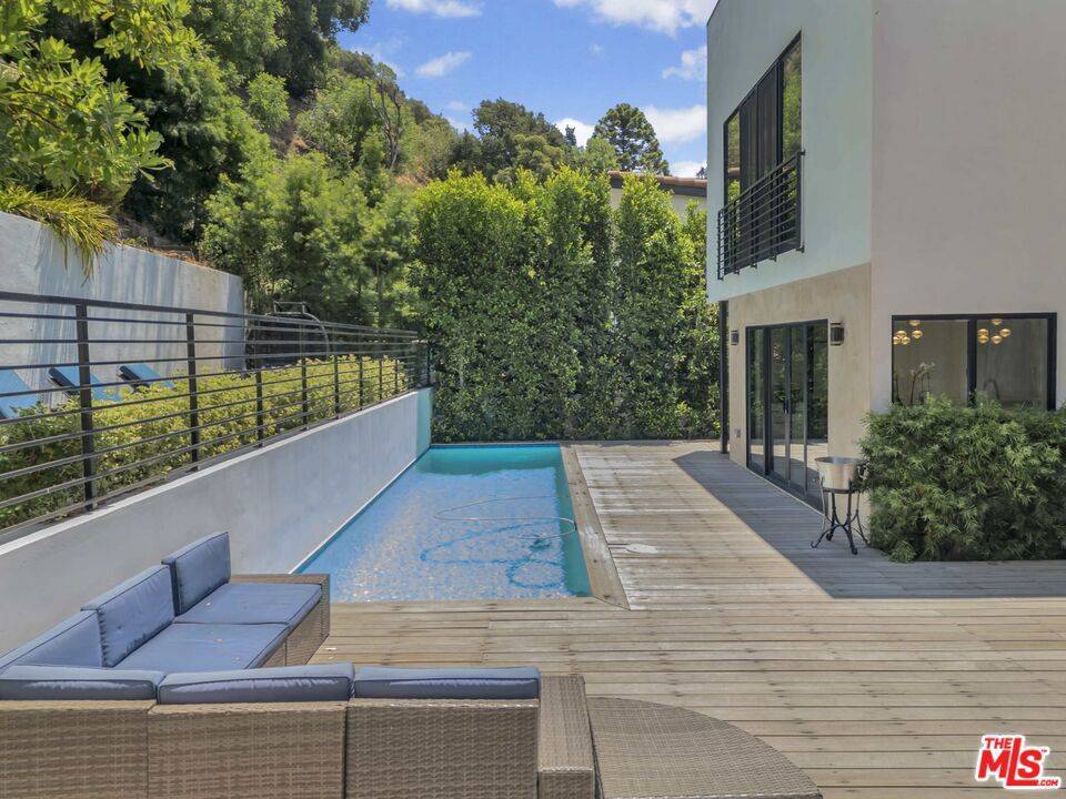 Beverly Hills, CA 90210,2044 Benedict Canyon DR