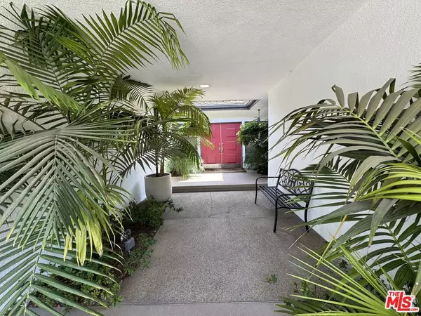 Los Angeles, CA 90027,5256 Los Franciscos WAY