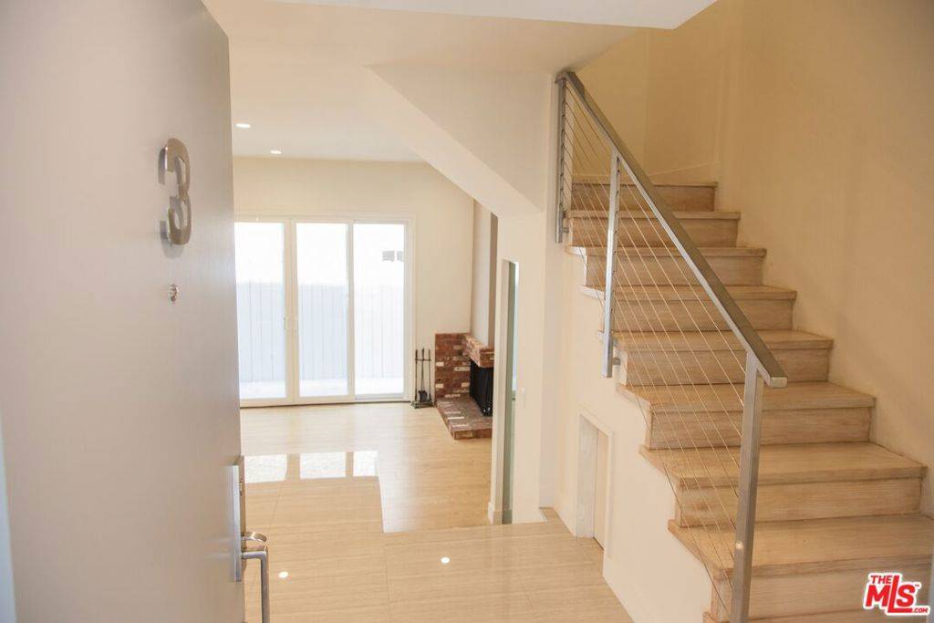 West Hollywood, CA 90048,508 N Kings RD #4