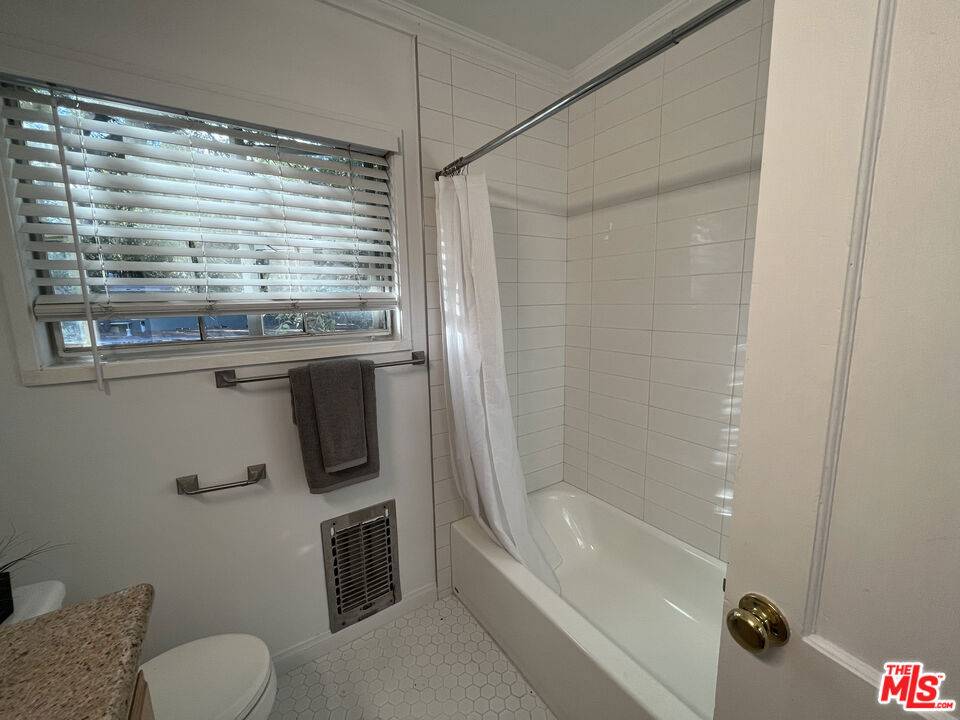 Los Angeles, CA 90016,5162 1/2 Village