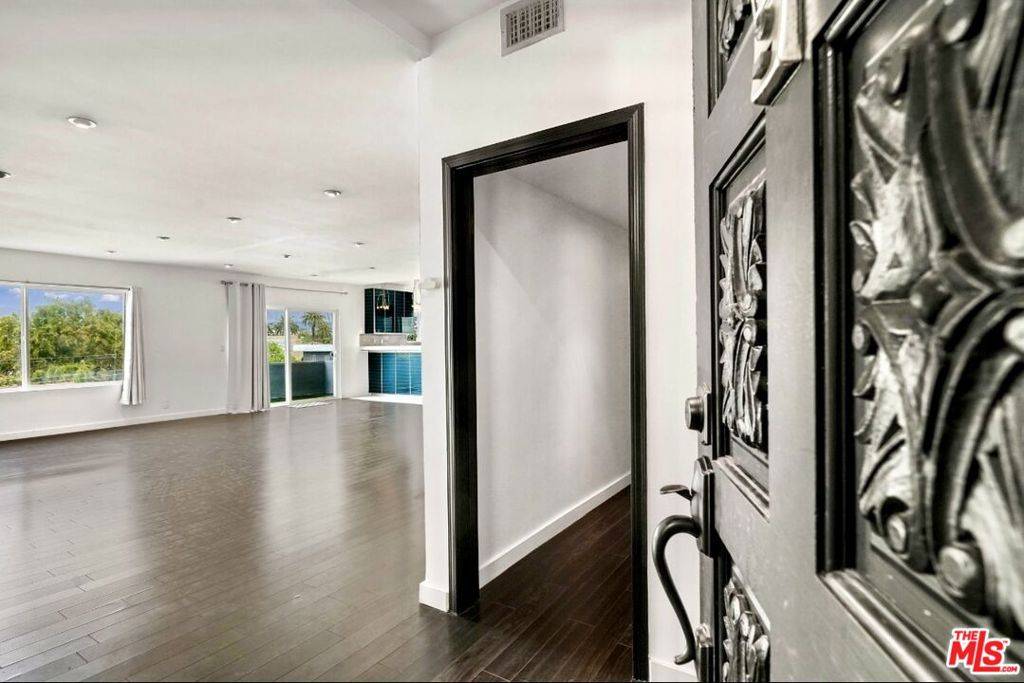 825 S Le Doux RD #303, Los Angeles, CA 90035