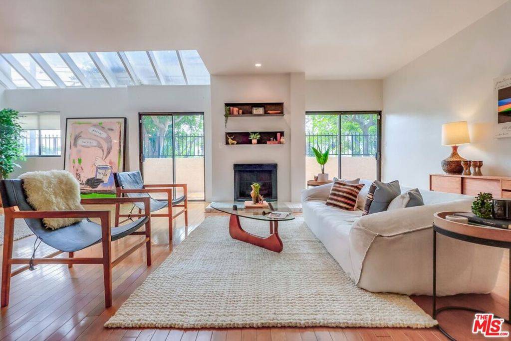 4555 Franklin AVE #3, Los Angeles, CA 90027