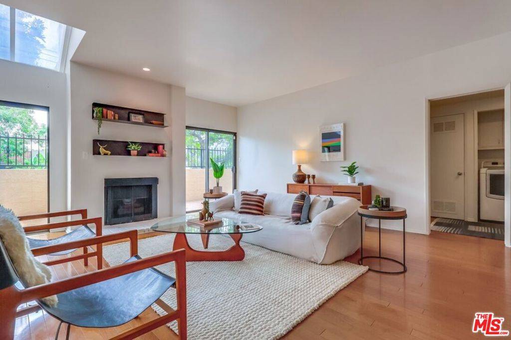 Los Angeles, CA 90027,4555 Franklin AVE #3