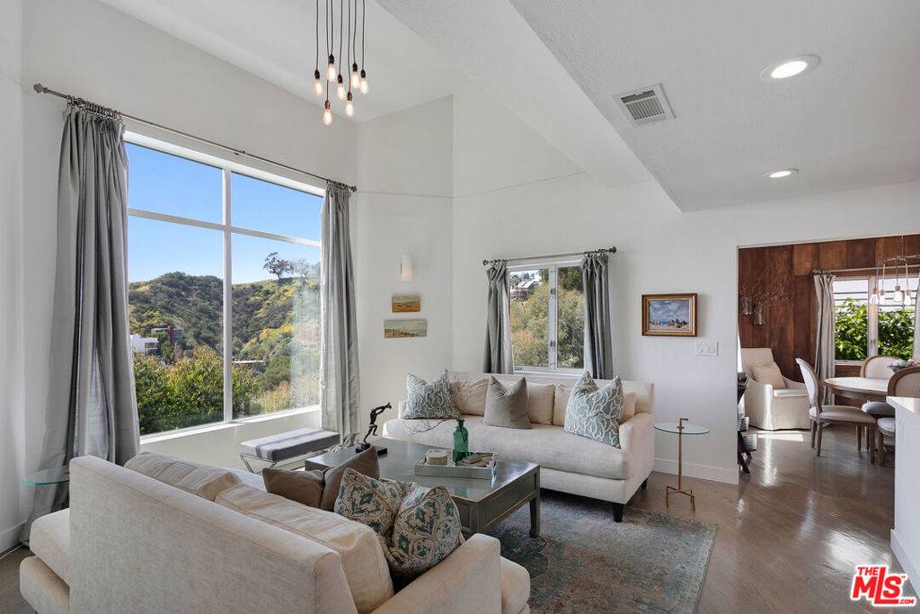 Los Angeles, CA 90068,2609 Creston DR