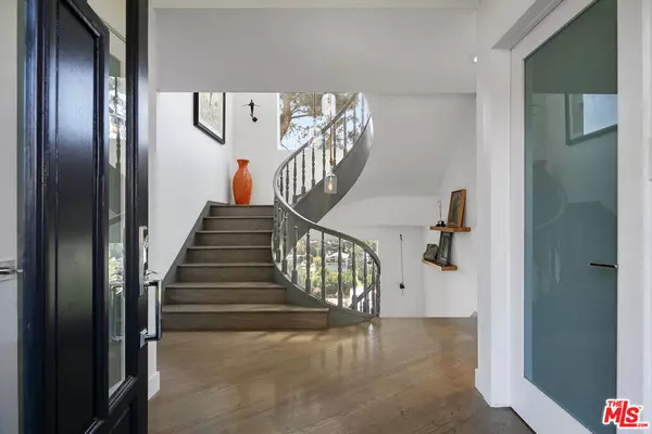 Los Angeles, CA 90068,2609 Creston DR