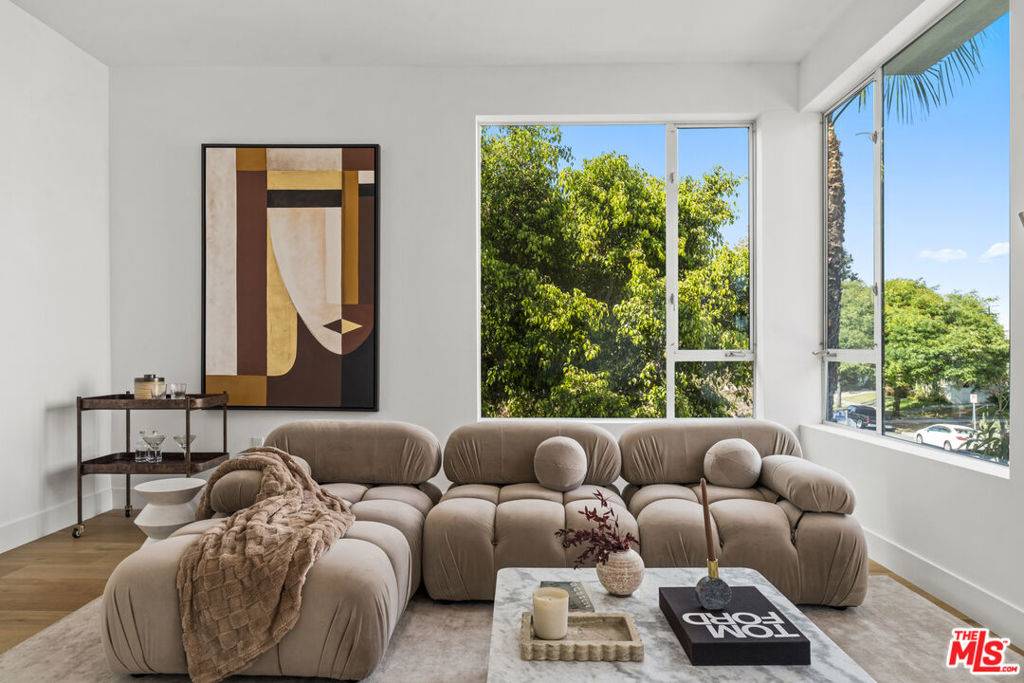 1801 S Orange DR, Los Angeles, CA 90019