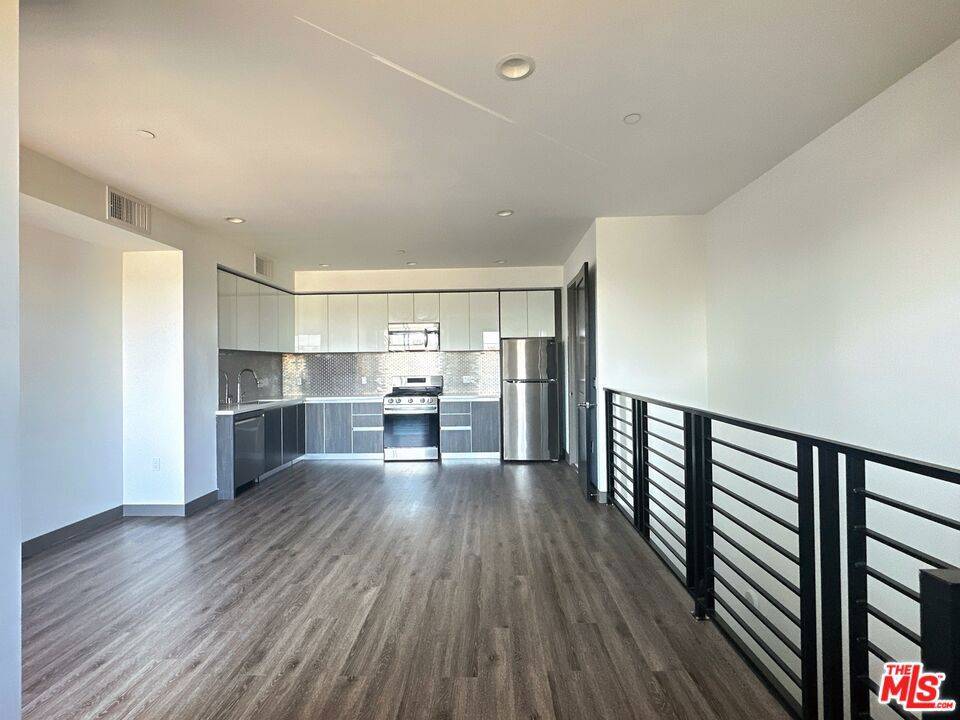 552 N Hobart BLVD #303, Los Angeles, CA 90004