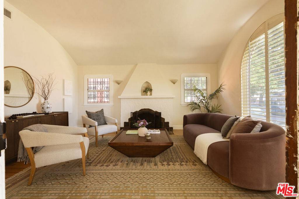 Los Angeles, CA 90047,2014 W 81st ST