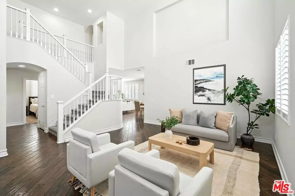 Valencia, CA 91354,23933 Francisco WAY