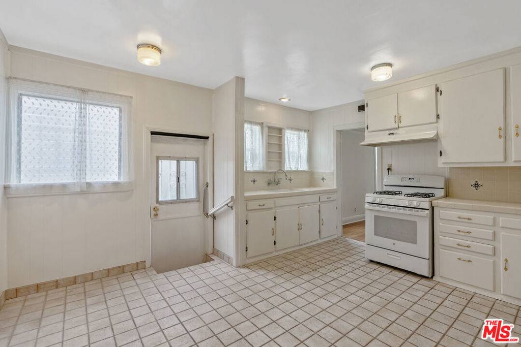 Los Angeles, CA 90038,812 N Mccadden PL