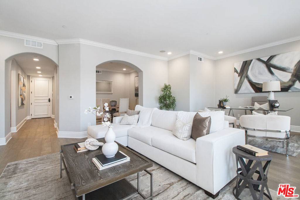 Beverly Hills, CA 90212,137 S Spalding DR #405