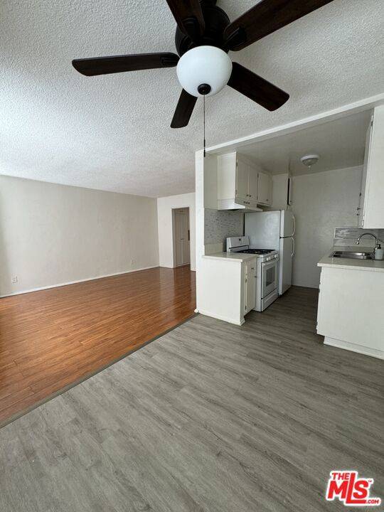 Los Angeles, CA 90028,5811 Harold Way #2