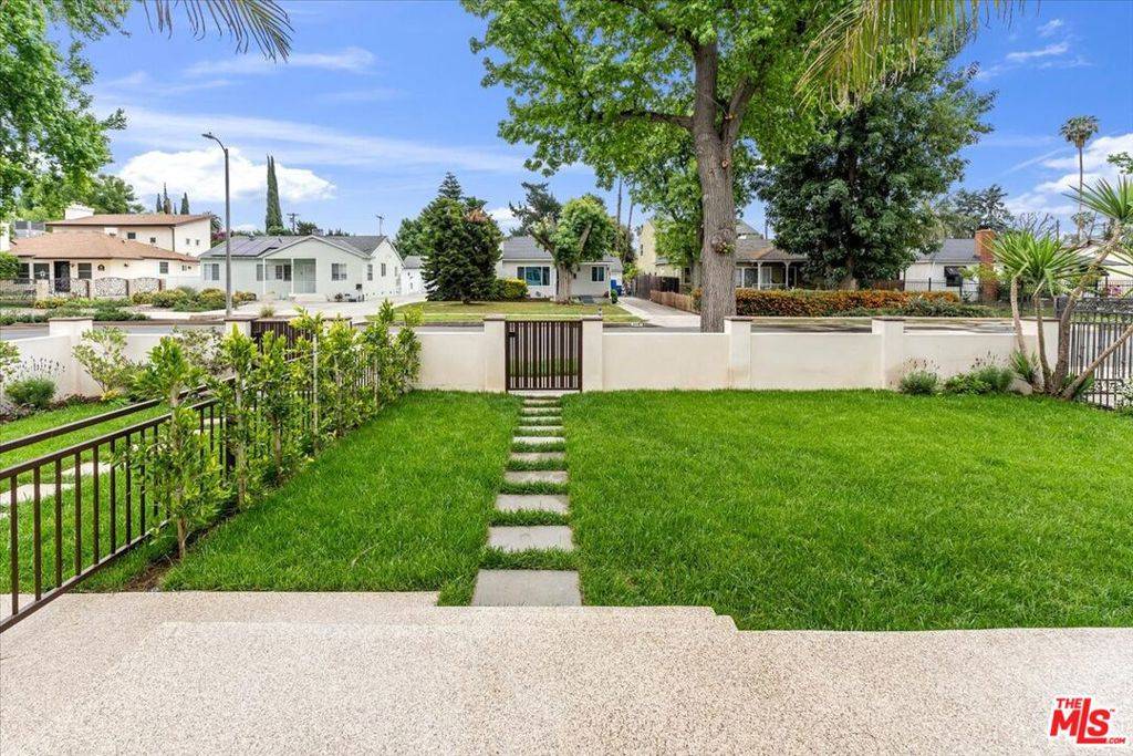 Van Nuys, CA 91406,6915 Encino AVE
