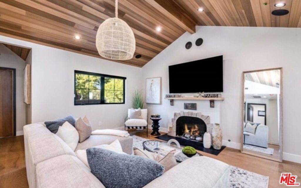 Los Angeles, CA 90048,622 N La Jolla AVE