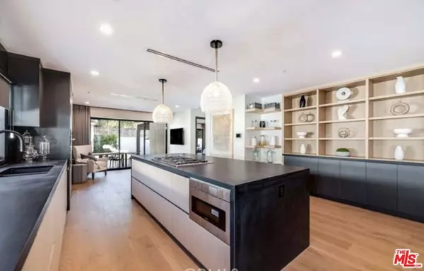 Los Angeles, CA 90048,622 N La Jolla AVE