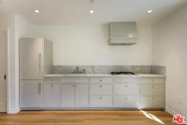 Los Angeles, CA 90068,3132 Belden DR