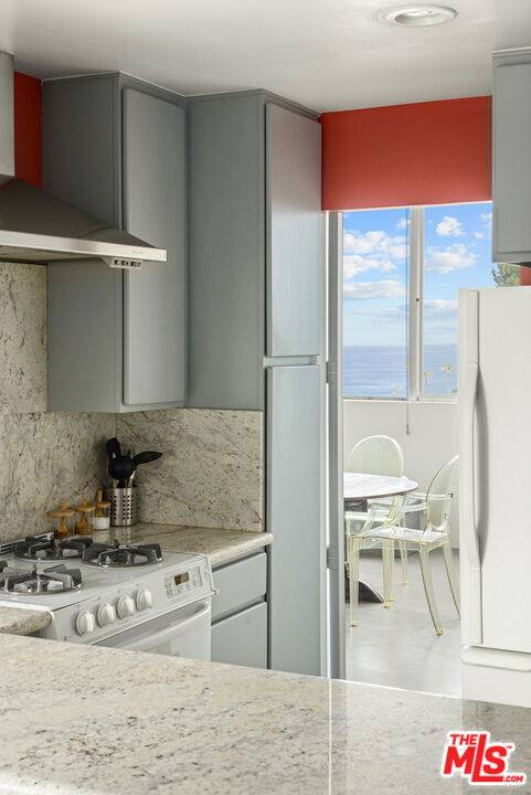Pacific Palisades, CA 90272,17352 W Sunset BLVD #106