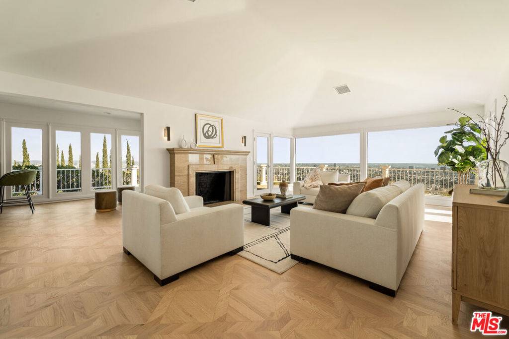 8527 Hedges WAY, Los Angeles, CA 90069