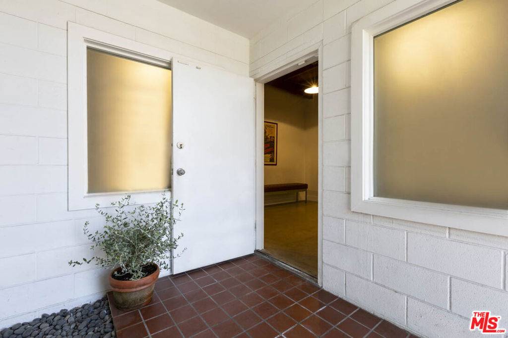 Los Angeles, CA 90038,5908 Barton AVE