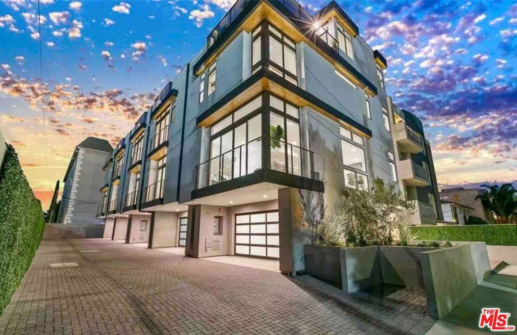 Los Angeles, CA 90046,7584 W Skye WAY